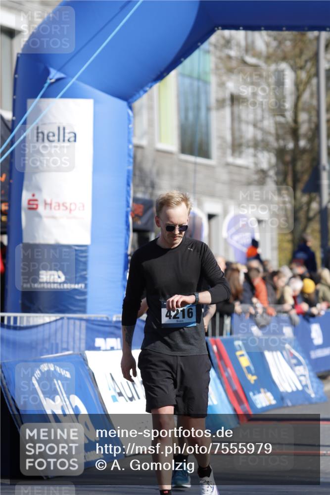 06.04.2025 - 44. Internationalen Wilhelmsburger Insellauf A. Gomolzig http://msf.ph/oto/7555979 06.04.2025 10:35:43 Ziel 3936, 3958, 4216, 4283, 4284, 4312, 4396, 4603 meine-sportfotos.de