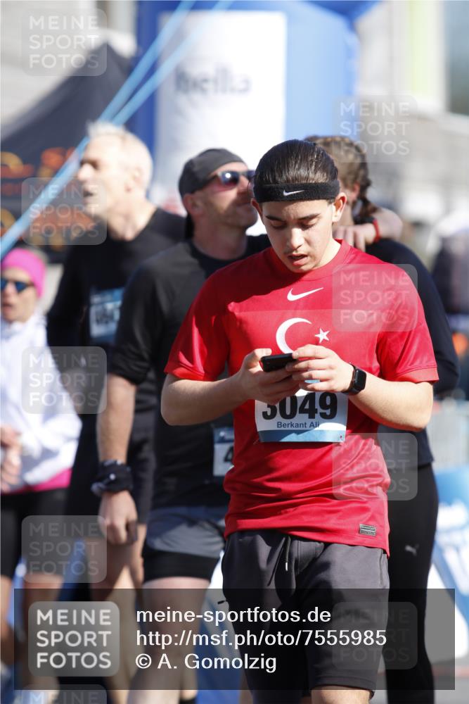 06.04.2025 - 44. Internationalen Wilhelmsburger Insellauf A. Gomolzig http://msf.ph/oto/7555985 06.04.2025 10:35:39 Ziel 3936, 3958, 4216, 4283, 4284, 4603 meine-sportfotos.de