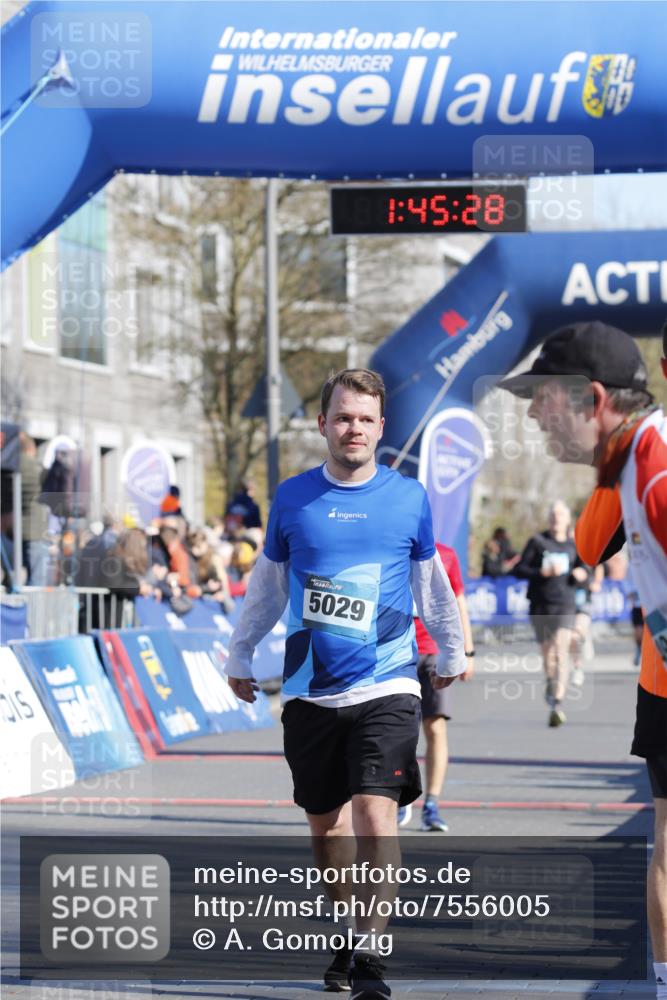 06.04.2025 - 44. Internationalen Wilhelmsburger Insellauf A. Gomolzig http://msf.ph/oto/7556005 06.04.2025 10:35:27 Ziel 3049, 3806, 5029 meine-sportfotos.de