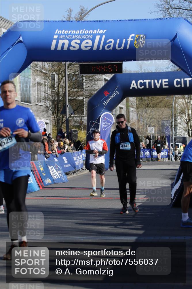 06.04.2025 - 44. Internationalen Wilhelmsburger Insellauf A. Gomolzig http://msf.ph/oto/7556037 06.04.2025 10:34:55 Ziel 3777, 4346, 4449, 4529 meine-sportfotos.de