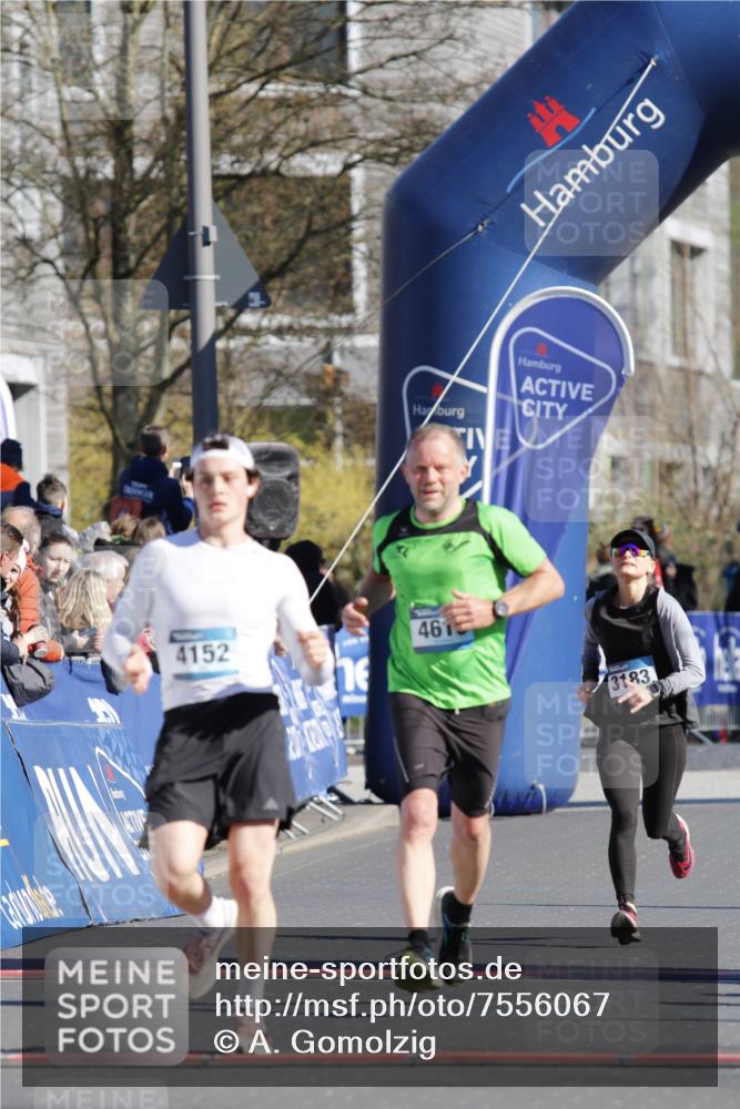 06.04.2025 - 44. Internationalen Wilhelmsburger Insellauf A. Gomolzig http://msf.ph/oto/7556067 06.04.2025 10:34:39 Ziel 4128, 4152, 4616 meine-sportfotos.de