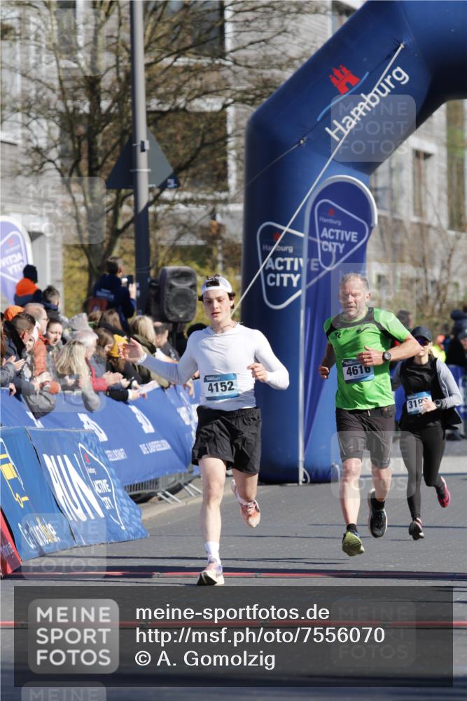 06.04.2025 - 44. Internationalen Wilhelmsburger Insellauf A. Gomolzig http://msf.ph/oto/7556070 06.04.2025 10:34:38 Ziel 4128, 4152 meine-sportfotos.de