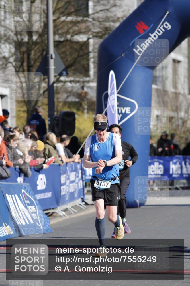 06.04.2025 - 44. Internationalen Wilhelmsburger Insellauf A. Gomolzig http://msf.ph/oto/7556249 06.04.2025 10:32:52 Ziel 3769, 5137 meine-sportfotos.de