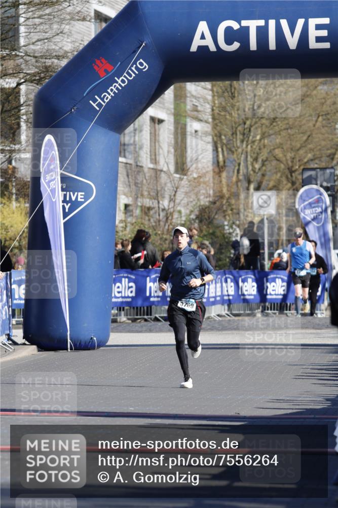 06.04.2025 - 44. Internationalen Wilhelmsburger Insellauf A. Gomolzig http://msf.ph/oto/7556264 06.04.2025 10:32:42 Ziel 3650, 5002, 5086 meine-sportfotos.de