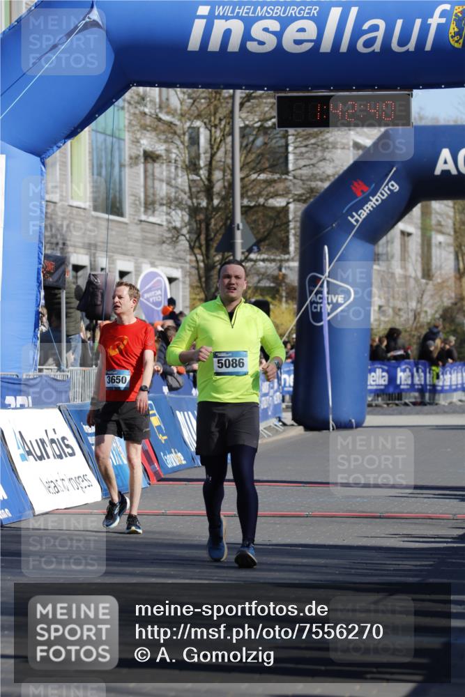 06.04.2025 - 44. Internationalen Wilhelmsburger Insellauf A. Gomolzig http://msf.ph/oto/7556270 06.04.2025 10:32:38 Ziel 3650, 5002, 5086 meine-sportfotos.de