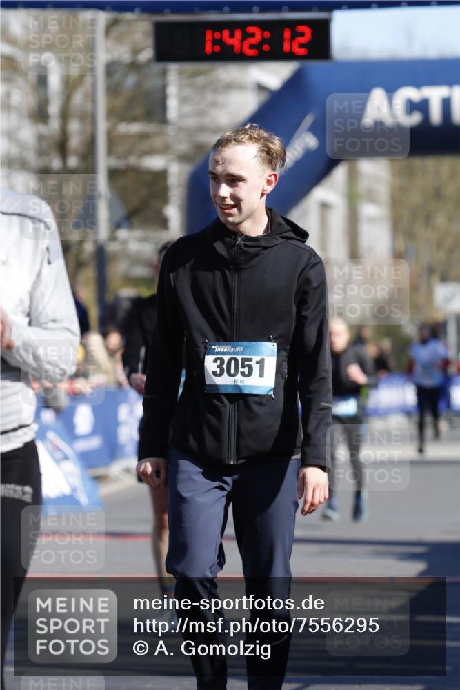 06.04.2025 - 44. Internationalen Wilhelmsburger Insellauf A. Gomolzig http://msf.ph/oto/7556295 06.04.2025 10:32:10 Ziel 3051, 3545, 4484, 4602 meine-sportfotos.de
