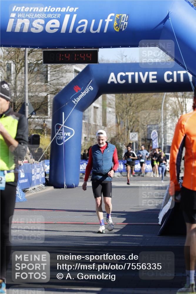 06.04.2025 - 44. Internationalen Wilhelmsburger Insellauf A. Gomolzig http://msf.ph/oto/7556335 06.04.2025 10:31:42 Ziel 3019, 3338, 4298 meine-sportfotos.de