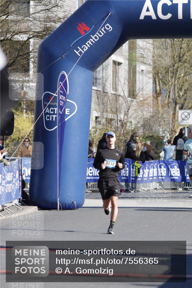 06.04.2025 - 44. Internationalen Wilhelmsburger Insellauf A. Gomolzig http://msf.ph/oto/7556365 06.04.2025 10:31:10 Ziel 3323, 3447 meine-sportfotos.de