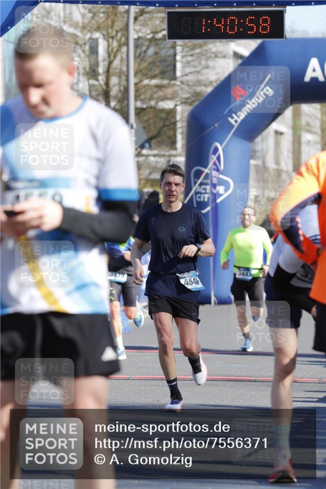 06.04.2025 - 44. Internationalen Wilhelmsburger Insellauf A. Gomolzig http://msf.ph/oto/7556371 06.04.2025 10:30:56 Ziel 3699, 3939, 4370, 4419, 4471, 4472, 4546 meine-sportfotos.de