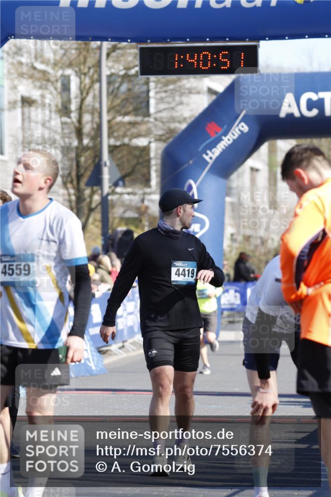 06.04.2025 - 44. Internationalen Wilhelmsburger Insellauf A. Gomolzig http://msf.ph/oto/7556374 06.04.2025 10:30:49 Ziel 3400, 3727, 3742, 4370, 4419, 4459, 4471, 4472 meine-sportfotos.de