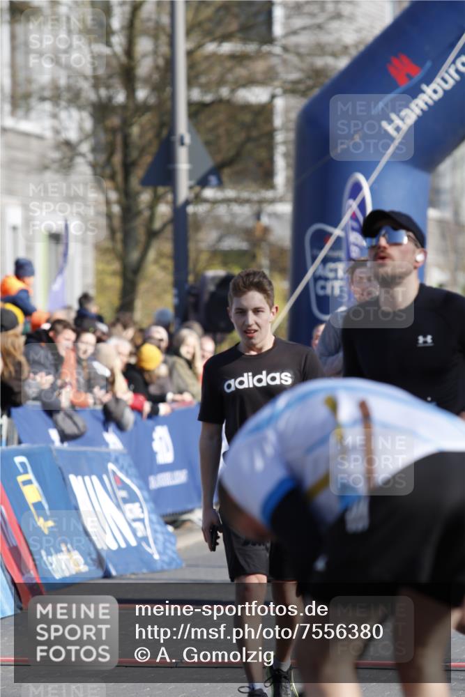 06.04.2025 - 44. Internationalen Wilhelmsburger Insellauf A. Gomolzig http://msf.ph/oto/7556380 06.04.2025 10:30:43 Ziel 3400, 3721, 3727, 3742, 4189, 4459 meine-sportfotos.de