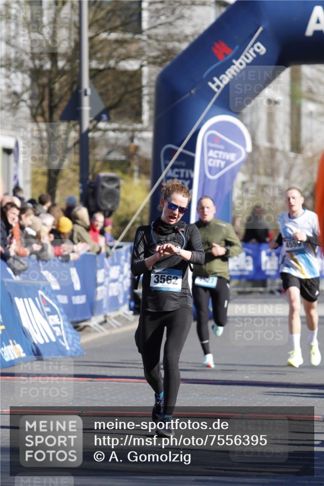 06.04.2025 - 44. Internationalen Wilhelmsburger Insellauf A. Gomolzig http://msf.ph/oto/7556395 06.04.2025 10:30:26 Ziel 3562, 4413, 5102 meine-sportfotos.de
