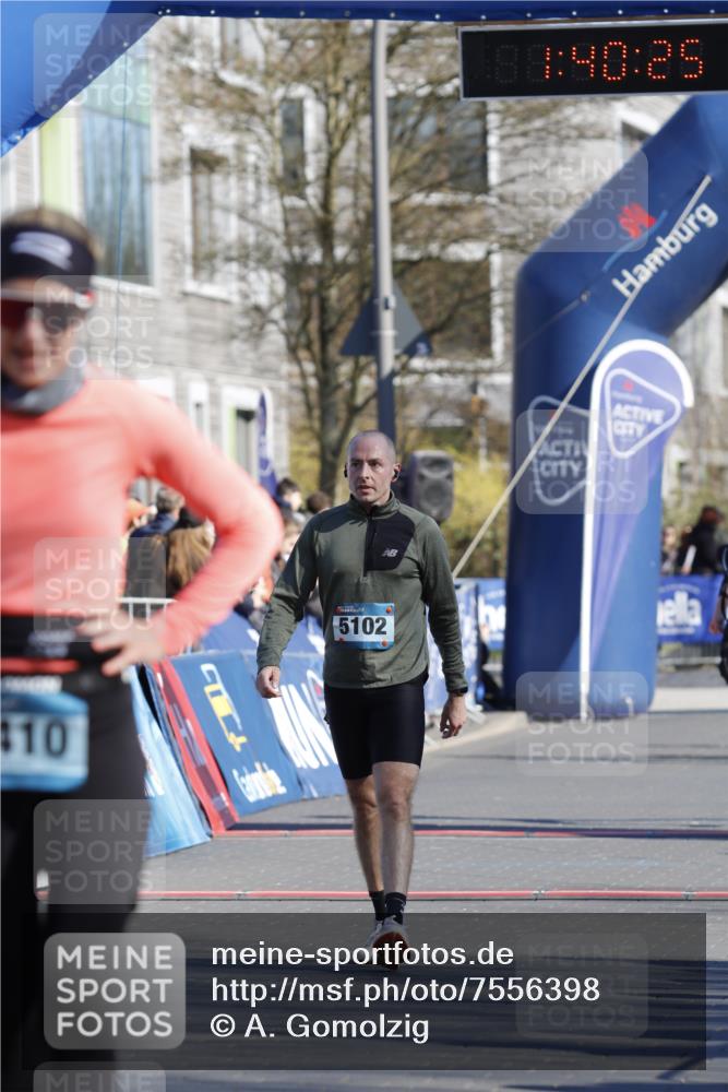 06.04.2025 - 44. Internationalen Wilhelmsburger Insellauf A. Gomolzig http://msf.ph/oto/7556398 06.04.2025 10:30:24 Ziel 3562, 4030, 4410, 4413, 5102 meine-sportfotos.de
