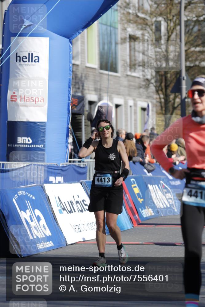 06.04.2025 - 44. Internationalen Wilhelmsburger Insellauf A. Gomolzig http://msf.ph/oto/7556401 06.04.2025 10:30:21 Ziel 4030, 4410, 4413, 5102 meine-sportfotos.de