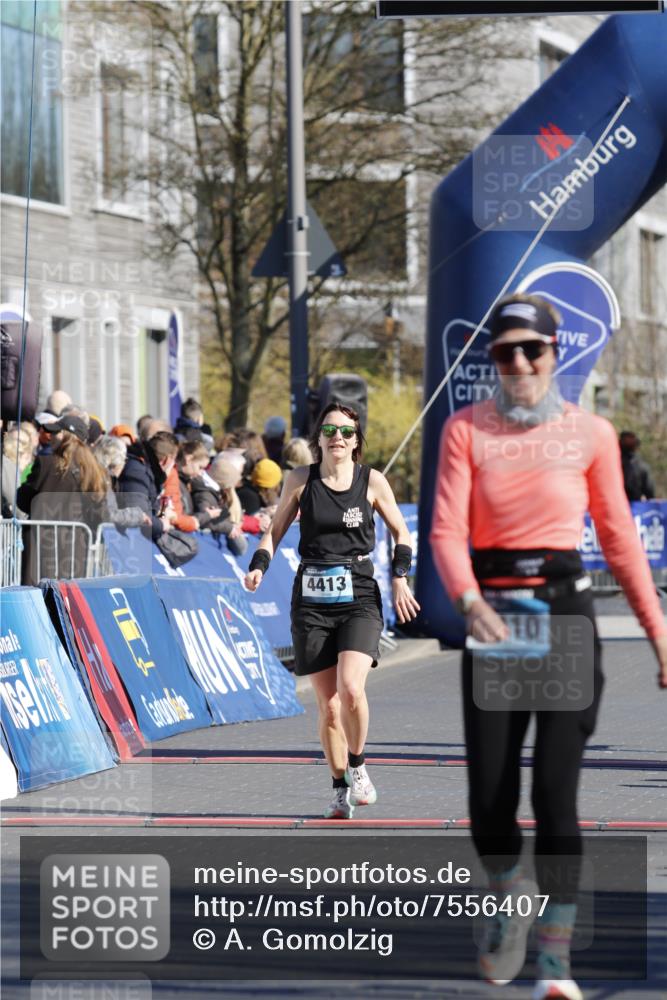 06.04.2025 - 44. Internationalen Wilhelmsburger Insellauf A. Gomolzig http://msf.ph/oto/7556407 06.04.2025 10:30:17 Ziel 4030, 4410, 4413 meine-sportfotos.de
