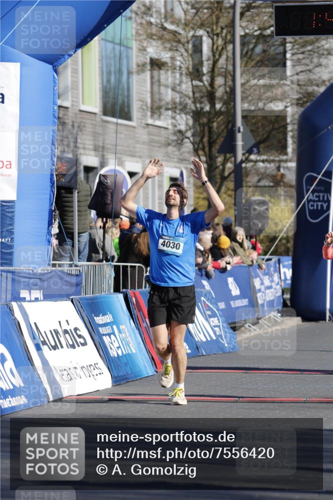 06.04.2025 - 44. Internationalen Wilhelmsburger Insellauf A. Gomolzig http://msf.ph/oto/7556420 06.04.2025 10:30:13 Ziel 4030, 4410 meine-sportfotos.de