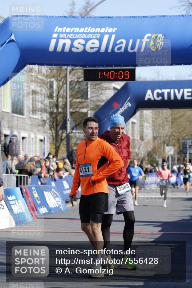 06.04.2025 - 44. Internationalen Wilhelmsburger Insellauf A. Gomolzig http://msf.ph/oto/7556428 06.04.2025 10:30:08 Ziel  meine-sportfotos.de