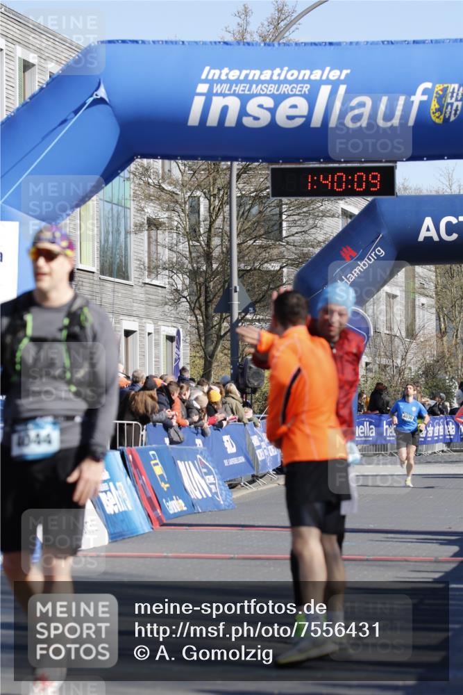 06.04.2025 - 44. Internationalen Wilhelmsburger Insellauf A. Gomolzig http://msf.ph/oto/7556431 06.04.2025 10:30:07 Ziel  meine-sportfotos.de