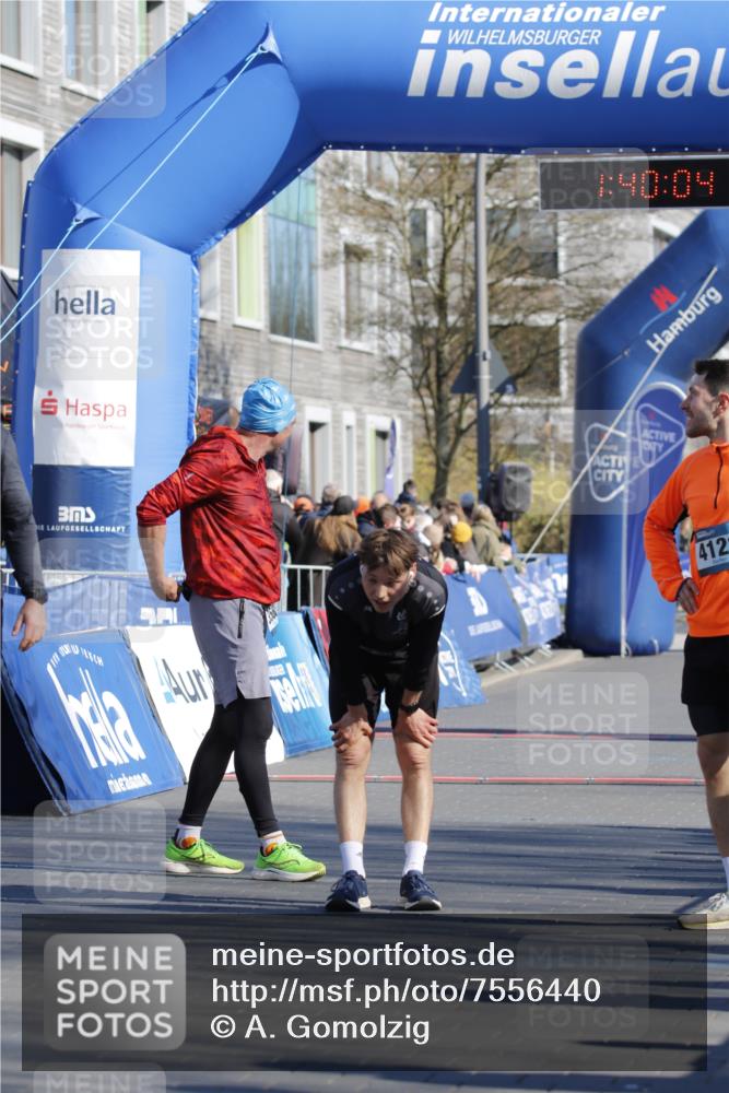 06.04.2025 - 44. Internationalen Wilhelmsburger Insellauf A. Gomolzig http://msf.ph/oto/7556440 06.04.2025 10:30:02 Ziel 3795, 4121, 4238 meine-sportfotos.de