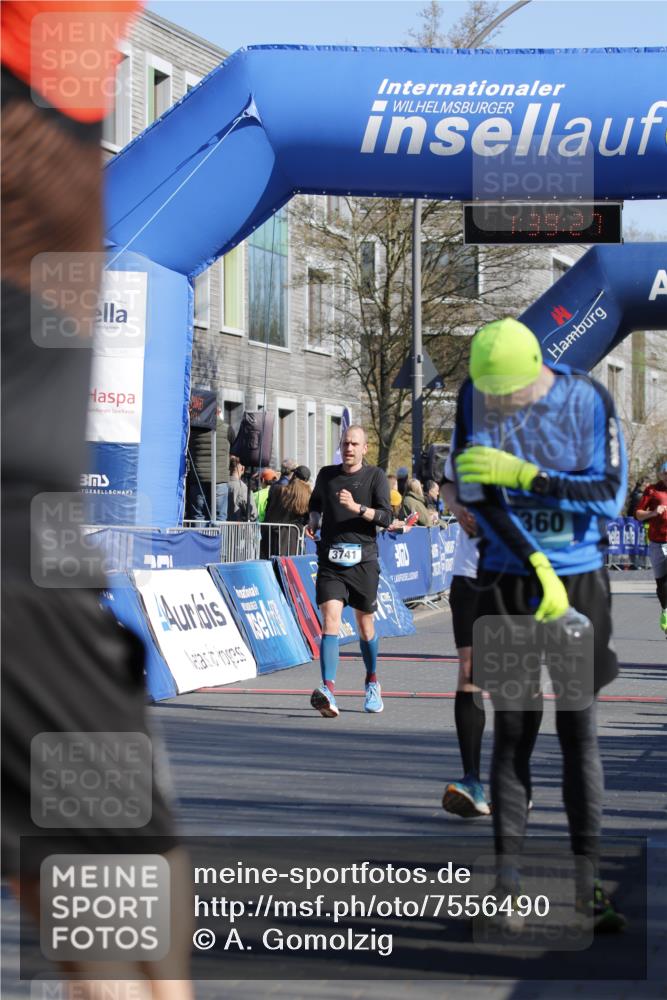 06.04.2025 - 44. Internationalen Wilhelmsburger Insellauf A. Gomolzig http://msf.ph/oto/7556490 06.04.2025 10:29:25 Ziel 3284, 3611, 3741, 5021 meine-sportfotos.de