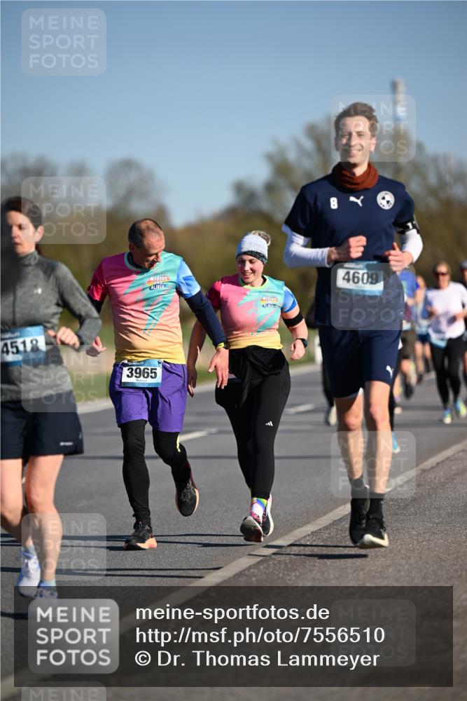 06.04.2025 - 44. Internationalen Wilhelmsburger Insellauf Dr. Thomas Lammeyer http://msf.ph/oto/7556510 06.04.2025 09:32:27 Laufen 4518, 3965, 4609 meine-sportfotos.de