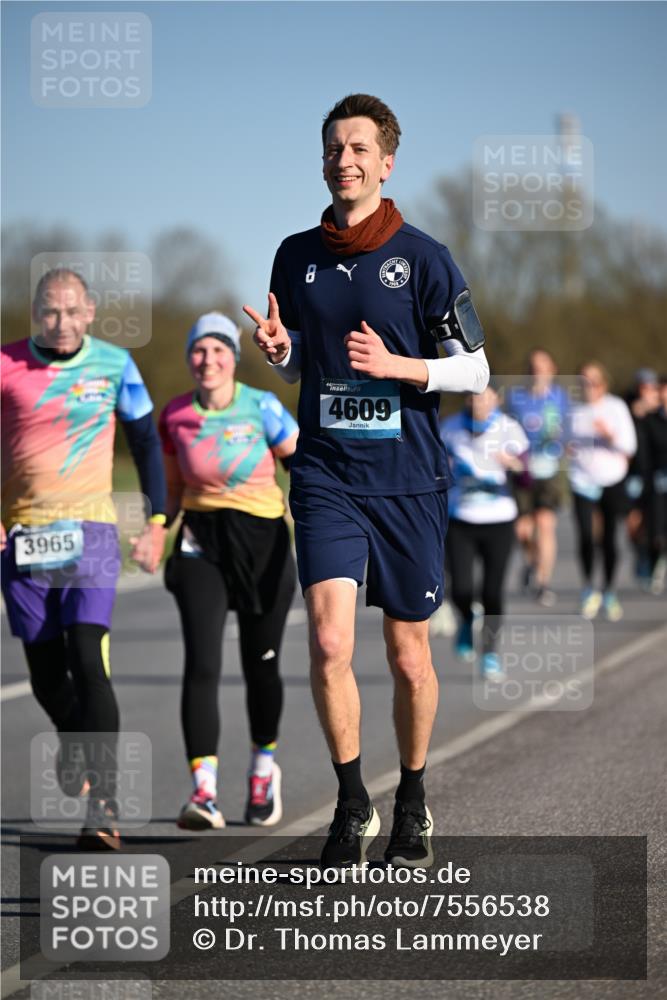 06.04.2025 - 44. Internationalen Wilhelmsburger Insellauf Dr. Thomas Lammeyer http://msf.ph/oto/7556538 06.04.2025 09:32:28 Laufen 3965, 8, 4609 meine-sportfotos.de