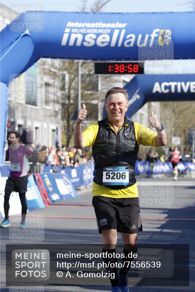 06.04.2025 - 44. Internationalen Wilhelmsburger Insellauf A. Gomolzig http://msf.ph/oto/7556539 06.04.2025 10:28:56 Ziel 3403, 3884, 4385 meine-sportfotos.de
