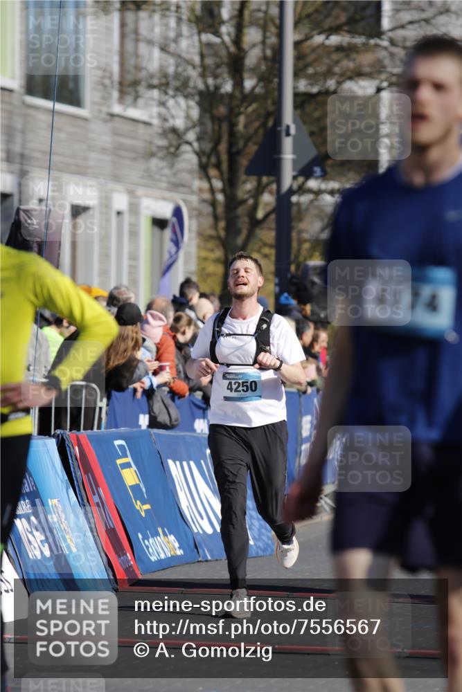 06.04.2025 - 44. Internationalen Wilhelmsburger Insellauf A. Gomolzig http://msf.ph/oto/7556567 06.04.2025 10:28:36 Ziel 4174, 4250, 4263, 4454 meine-sportfotos.de