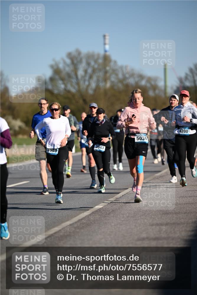 06.04.2025 - 44. Internationalen Wilhelmsburger Insellauf Dr. Thomas Lammeyer http://msf.ph/oto/7556577 06.04.2025 09:32:31 Laufen 3989, 3943, 5034, 4208 meine-sportfotos.de