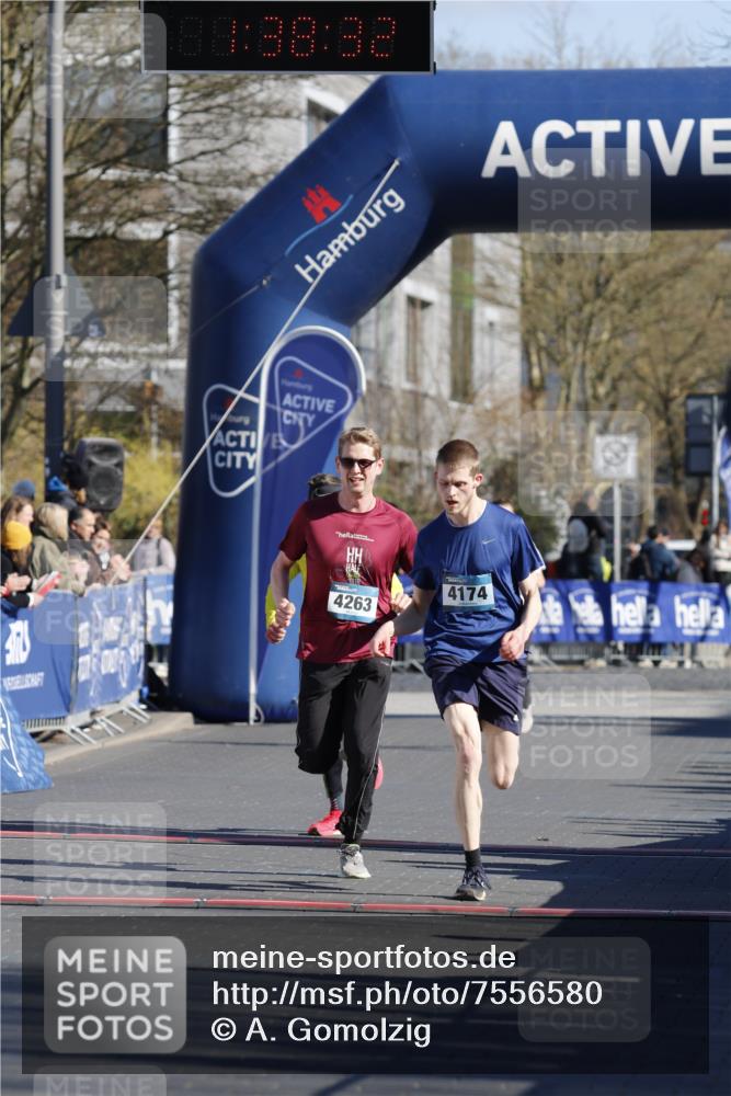 06.04.2025 - 44. Internationalen Wilhelmsburger Insellauf A. Gomolzig http://msf.ph/oto/7556580 06.04.2025 10:28:30 Ziel 4174, 4263 meine-sportfotos.de