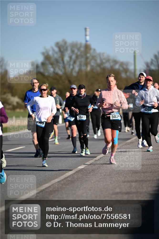 06.04.2025 - 44. Internationalen Wilhelmsburger Insellauf Dr. Thomas Lammeyer http://msf.ph/oto/7556581 06.04.2025 09:32:31 Laufen 5989, 567, 3943, 5034, 4208 meine-sportfotos.de