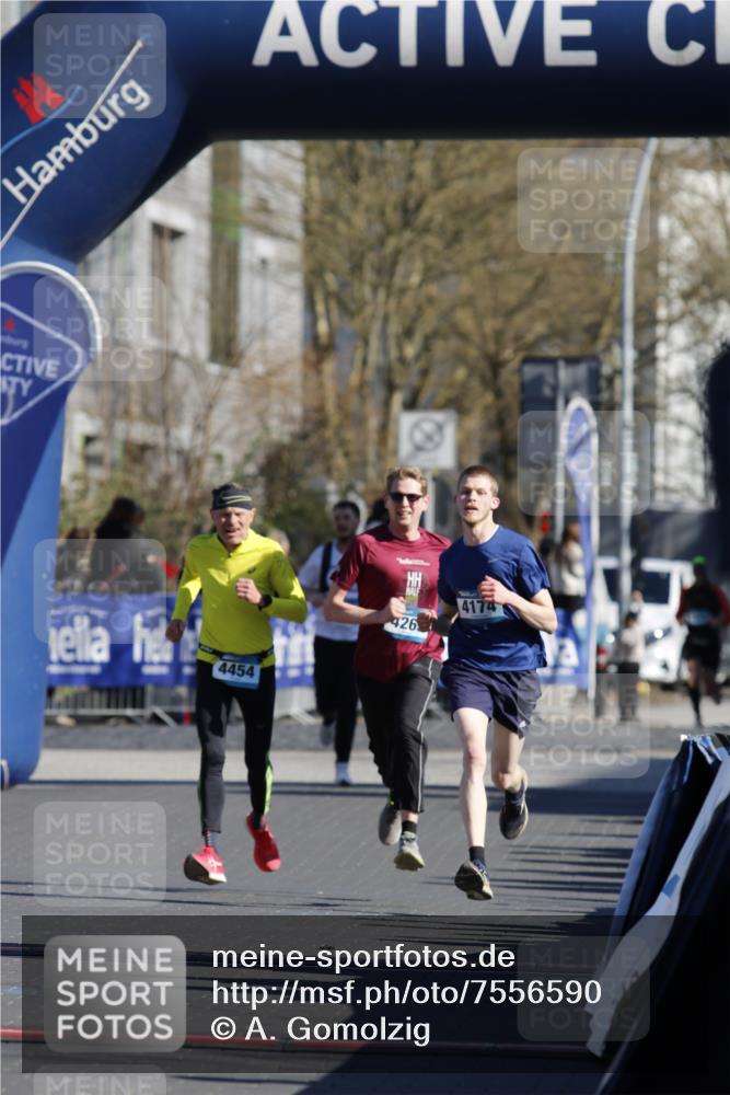 06.04.2025 - 44. Internationalen Wilhelmsburger Insellauf A. Gomolzig http://msf.ph/oto/7556590 06.04.2025 10:28:28 Ziel  meine-sportfotos.de