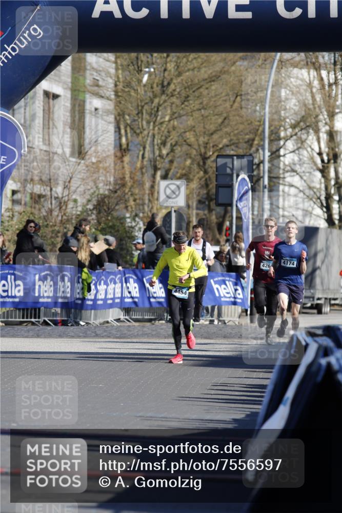 06.04.2025 - 44. Internationalen Wilhelmsburger Insellauf A. Gomolzig http://msf.ph/oto/7556597 06.04.2025 10:28:23 Ziel 3748 meine-sportfotos.de