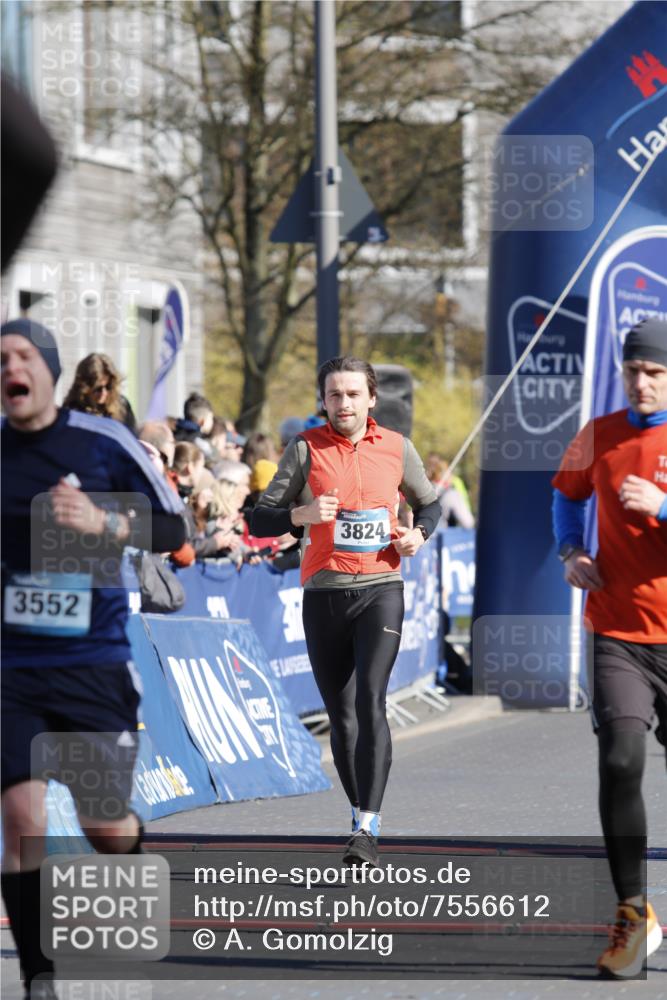 06.04.2025 - 44. Internationalen Wilhelmsburger Insellauf A. Gomolzig http://msf.ph/oto/7556612 06.04.2025 10:27:48 Ziel 3117, 3552, 3824, 4535 meine-sportfotos.de
