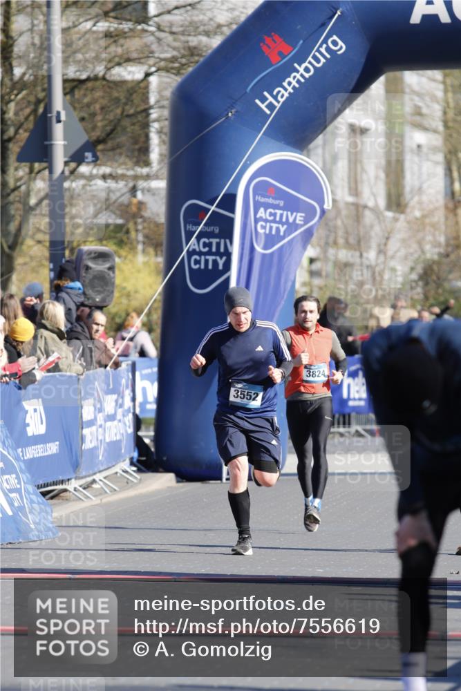 06.04.2025 - 44. Internationalen Wilhelmsburger Insellauf A. Gomolzig http://msf.ph/oto/7556619 06.04.2025 10:27:44 Ziel 3117, 3596, 4305 meine-sportfotos.de