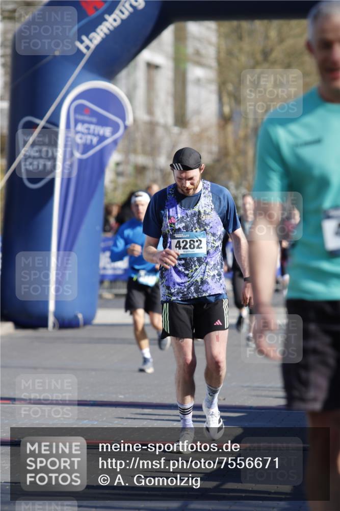 06.04.2025 - 44. Internationalen Wilhelmsburger Insellauf A. Gomolzig http://msf.ph/oto/7556671 06.04.2025 10:26:56 Ziel 3099, 4282, 4327, 4516, 5076 meine-sportfotos.de
