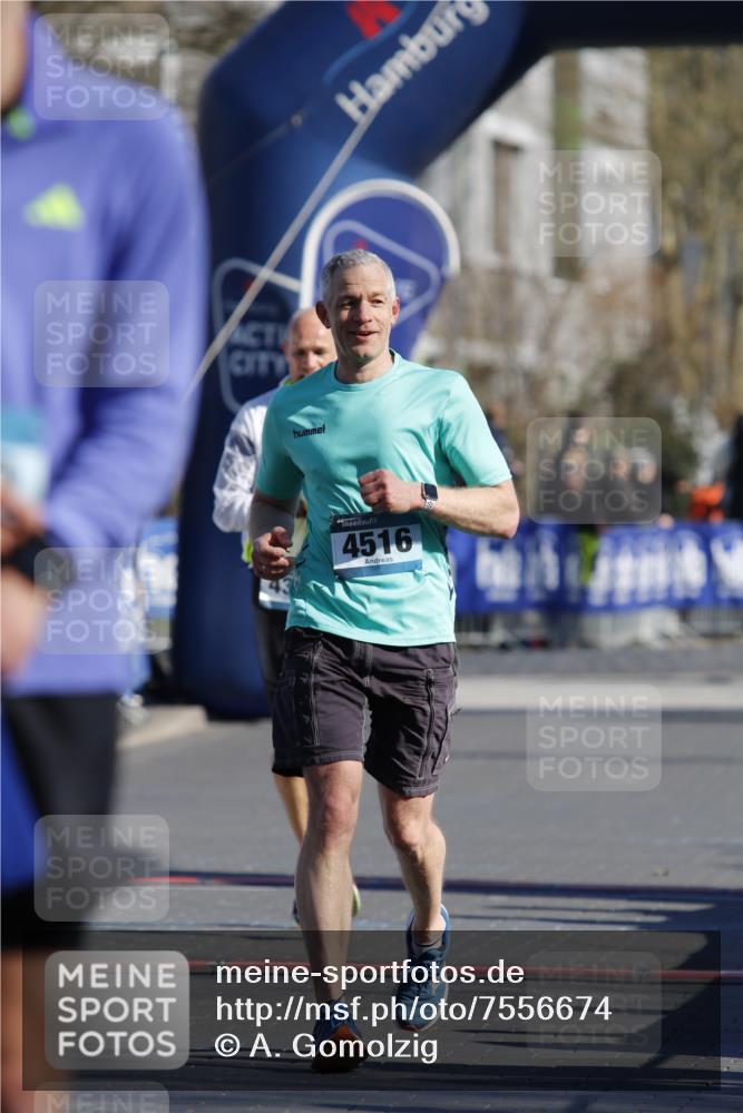 06.04.2025 - 44. Internationalen Wilhelmsburger Insellauf A. Gomolzig http://msf.ph/oto/7556674 06.04.2025 10:26:51 Ziel 3099, 4327, 4404, 4516, 5076 meine-sportfotos.de