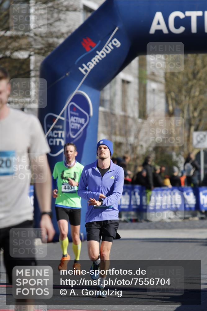 06.04.2025 - 44. Internationalen Wilhelmsburger Insellauf A. Gomolzig http://msf.ph/oto/7556704 06.04.2025 10:26:37 Ziel 3448, 3870, 4320 meine-sportfotos.de