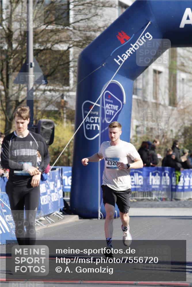 06.04.2025 - 44. Internationalen Wilhelmsburger Insellauf A. Gomolzig http://msf.ph/oto/7556720 06.04.2025 10:26:28 Ziel 3448, 4320, 5056 meine-sportfotos.de