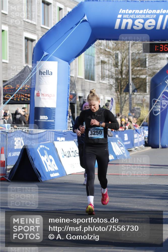 06.04.2025 - 44. Internationalen Wilhelmsburger Insellauf A. Gomolzig http://msf.ph/oto/7556730 06.04.2025 10:26:06 Ziel 3195, 3250, 3541 meine-sportfotos.de