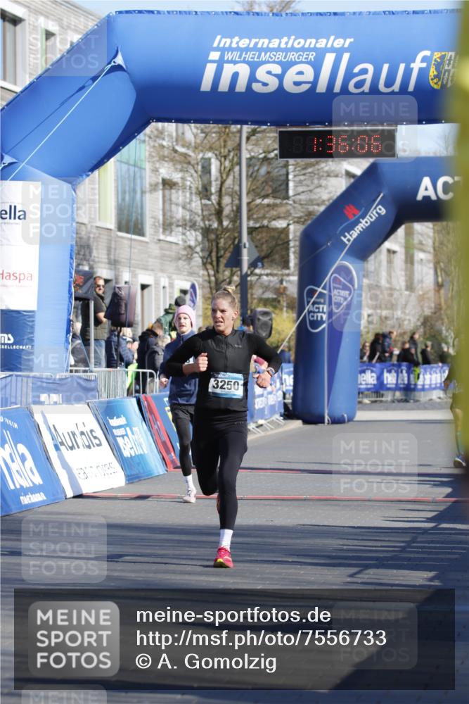 06.04.2025 - 44. Internationalen Wilhelmsburger Insellauf A. Gomolzig http://msf.ph/oto/7556733 06.04.2025 10:26:05 Ziel 3195, 3250, 3535 meine-sportfotos.de