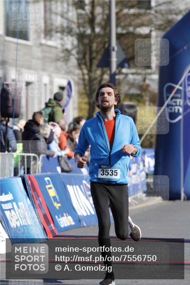 06.04.2025 - 44. Internationalen Wilhelmsburger Insellauf A. Gomolzig http://msf.ph/oto/7556750 06.04.2025 10:25:54 Ziel 3142, 3535, 3556, 5120, 5126 meine-sportfotos.de