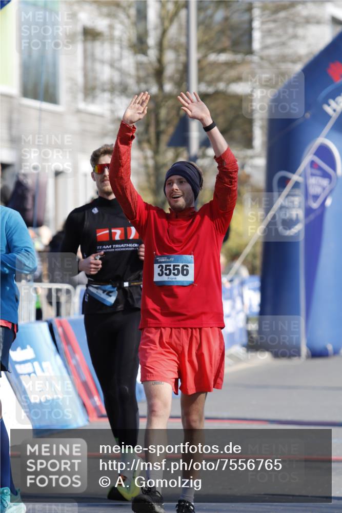 06.04.2025 - 44. Internationalen Wilhelmsburger Insellauf A. Gomolzig http://msf.ph/oto/7556765 06.04.2025 10:25:49 Ziel 3142, 3556, 5120, 5126 meine-sportfotos.de