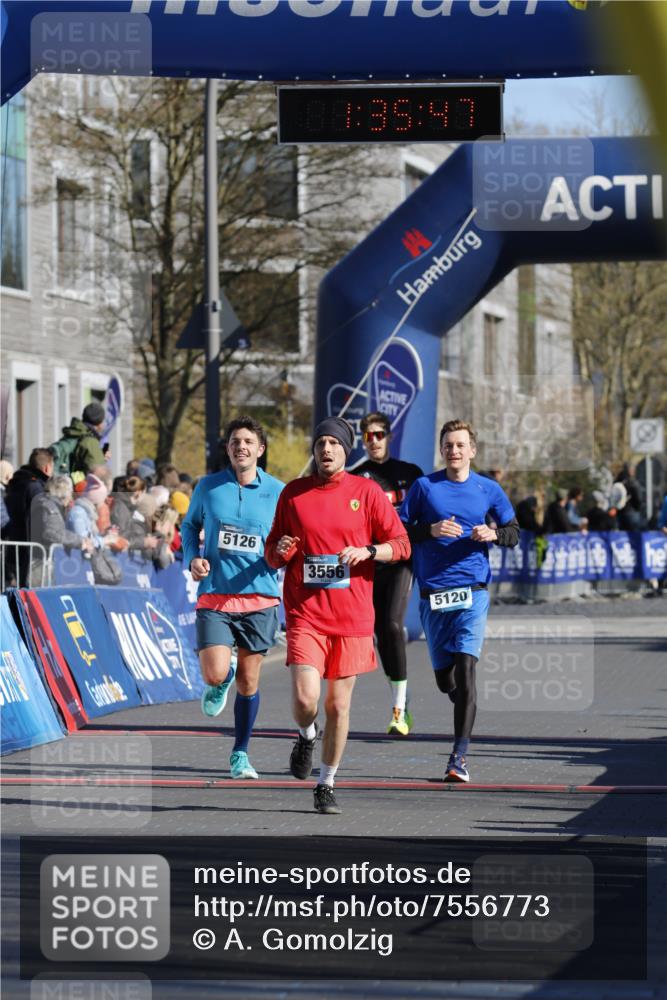 06.04.2025 - 44. Internationalen Wilhelmsburger Insellauf A. Gomolzig http://msf.ph/oto/7556773 06.04.2025 10:25:46 Ziel 3142, 3556, 5120, 5126 meine-sportfotos.de
