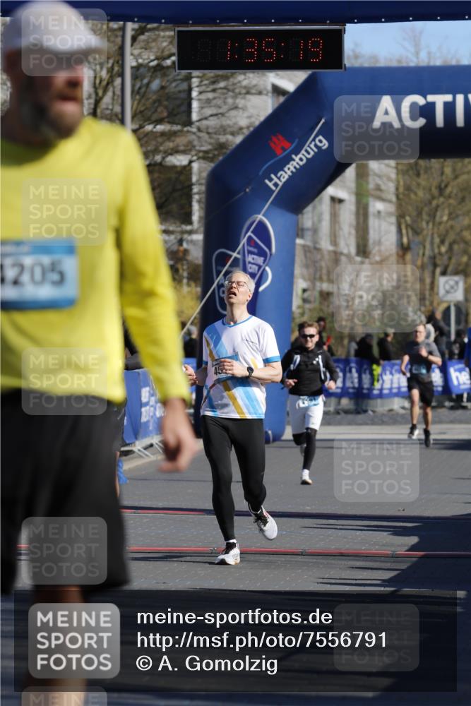 06.04.2025 - 44. Internationalen Wilhelmsburger Insellauf A. Gomolzig http://msf.ph/oto/7556791 06.04.2025 10:25:17 Ziel 3820, 4428, 4576 meine-sportfotos.de