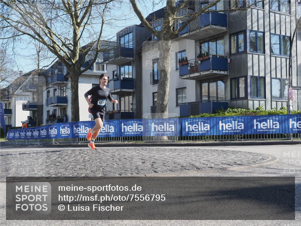 06.04.2025 - 44. Internationalen Wilhelmsburger Insellauf Luisa Fischer http://msf.ph/oto/7556795 06.04.2025 10:12:27 Ziel 4206 meine-sportfotos.de