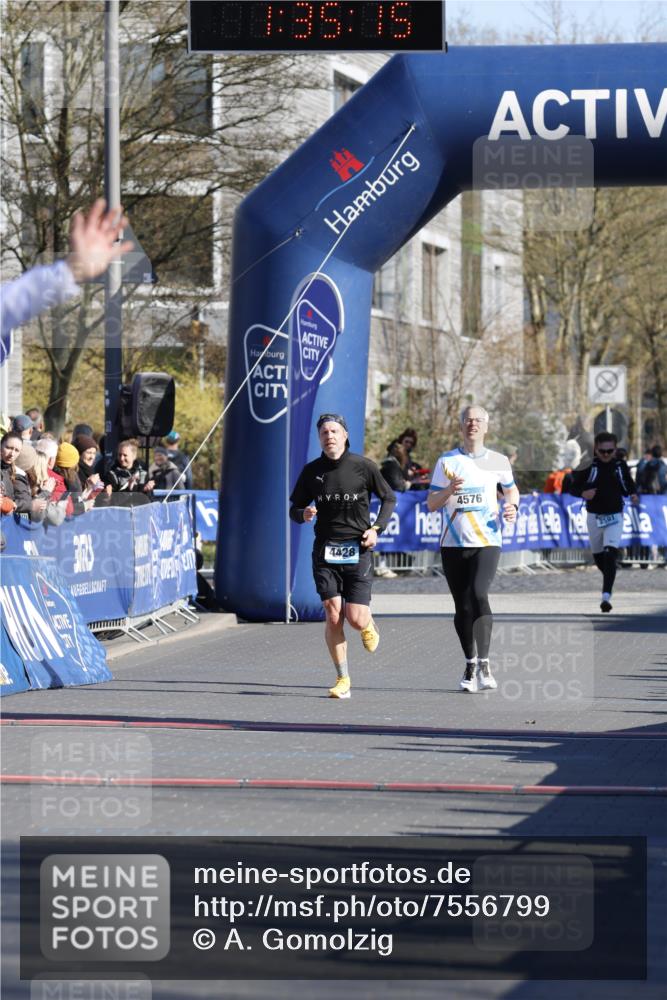 06.04.2025 - 44. Internationalen Wilhelmsburger Insellauf A. Gomolzig http://msf.ph/oto/7556799 06.04.2025 10:25:13 Ziel 3820 meine-sportfotos.de