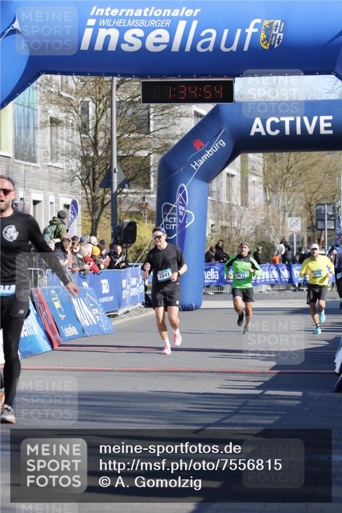06.04.2025 - 44. Internationalen Wilhelmsburger Insellauf A. Gomolzig http://msf.ph/oto/7556815 06.04.2025 10:24:53 Ziel 3317, 3341, 4292 meine-sportfotos.de