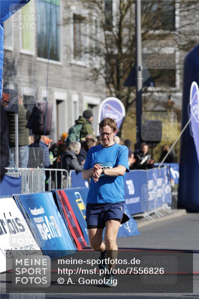 06.04.2025 - 44. Internationalen Wilhelmsburger Insellauf A. Gomolzig http://msf.ph/oto/7556826 06.04.2025 10:24:44 Ziel 3081, 4136, 4292 meine-sportfotos.de