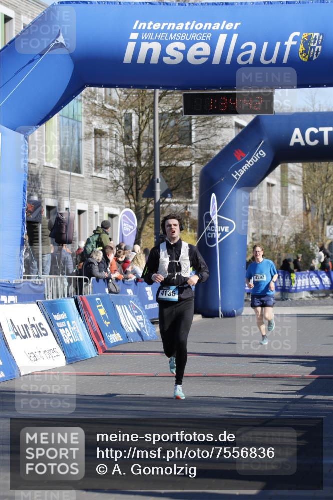 06.04.2025 - 44. Internationalen Wilhelmsburger Insellauf A. Gomolzig http://msf.ph/oto/7556836 06.04.2025 10:24:41 Ziel 3081, 3294, 4136 meine-sportfotos.de